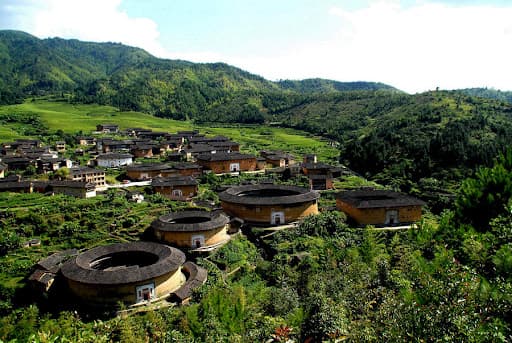 Into the tulou country