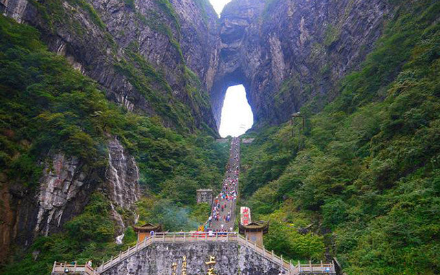 Ode to Mystic Peaks & Ancient Alleys: Hunan Escape